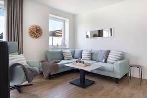 Fernseher, Kamin, Bücher, Stereoanlage