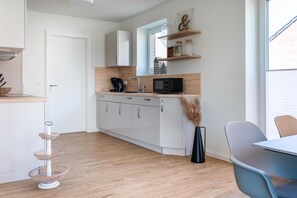 Frigorifero, microonde, forno, piano cottura