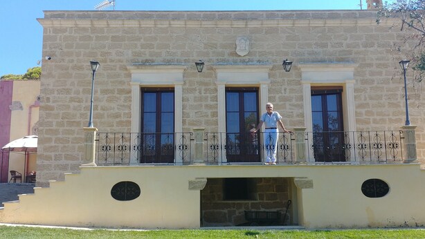 A stone building with three windows and a balcony. - Luxury villa in masseria- Rural hospitality (Sannicola)
