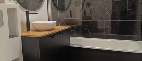 Hårtørrer, håndklæder, Sæbe, Toiletpapir