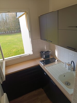 Fridge, microwave, stovetop, coffee/tea maker