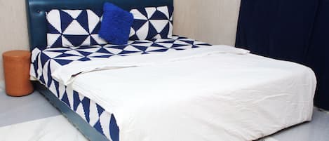 1 quarto, ferros/tábuas de passar roupa, roupa de cama