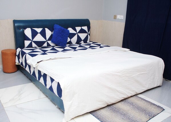 1 habitación, tabla de planchar con plancha y ropa de cama 