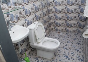 Toallas, jabón y papel higiénico