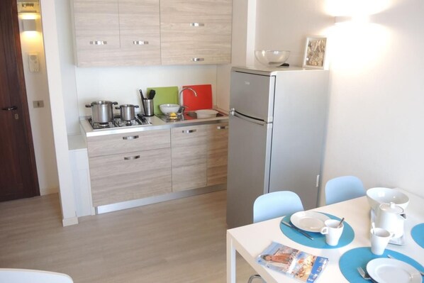 Refrigerador, parrilla de estufa, periquera y utensilios de cocina 