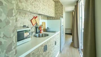 Frigorifero, macchina per tè/caffè, seggiolone