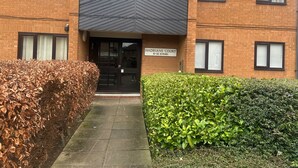 Ένα κτίριο με μια πινακίδα που αναγράφει: «HADRIANS COURT 10-32 (μόνο οι άρτιοι αριθμοί)».