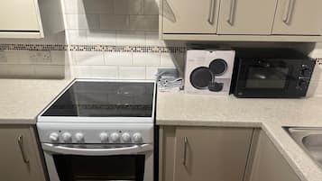 Appartamento | Cucina privata | Frigorifero, microonde, forno, piano cottura
