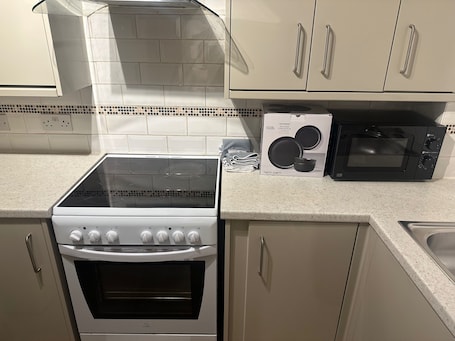 Apartment | Private kitchen | Fridge, microwave, oven, stovetop