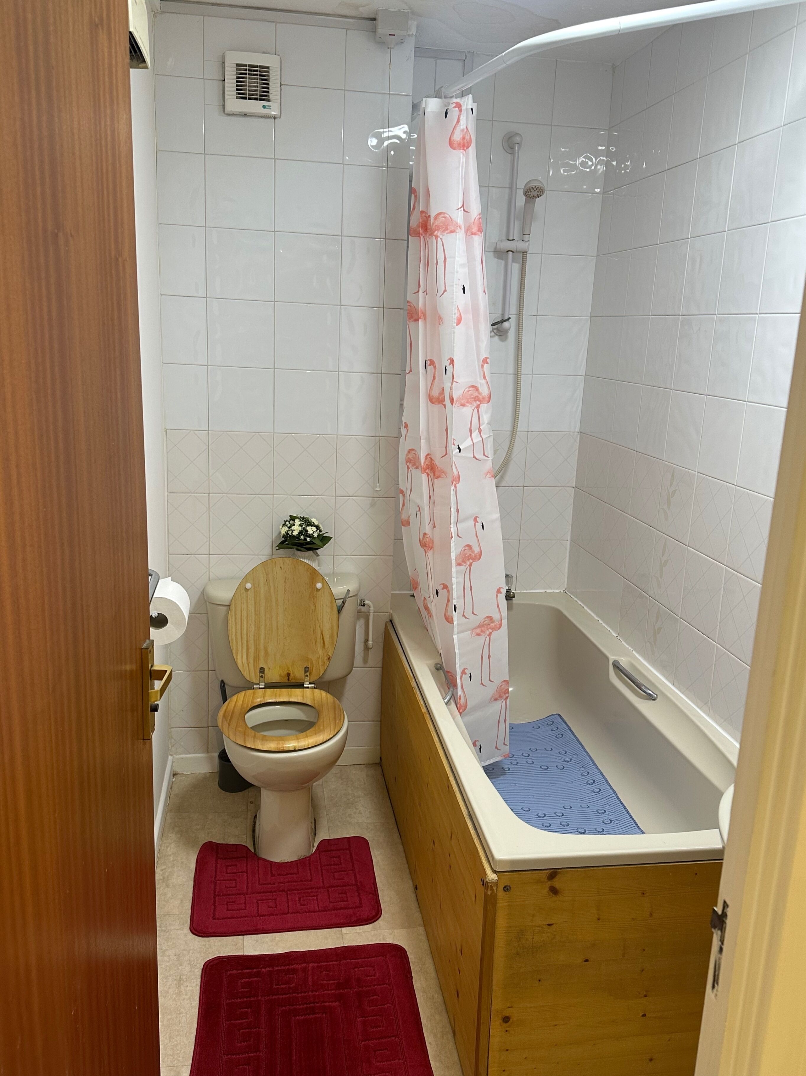 Une salle de bain avec des toilettes, une douche et une baignoire.
