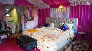 Luxury-Doppel- oder -Zweibettzimmer, Terrasse, Blick auf die Wüste | Schreibtisch, Bettwäsche