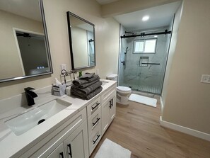 Een douche, een haardroger, handdoeken, zeep
