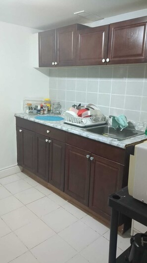 Frigorífic, microones, cafetera i tetera i bullidora elèctrica 