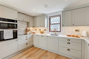 Ofen, Geschirrspüler, Hochstuhl, Kochgeschirr/Geschirr/Besteck