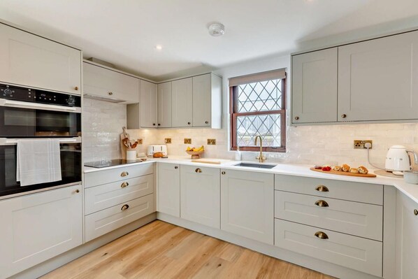 Horno, lavavajillas, trona infantil y utensilios de cocina