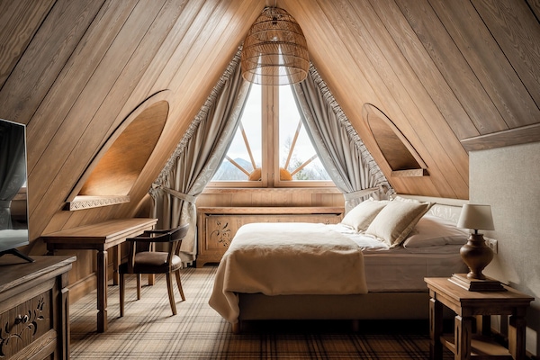 In-room safe, free WiFi, bed sheets