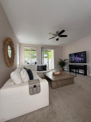 Living area - Resort Living in beautiful Ko Olina Hillside Villas! (Kapolei)