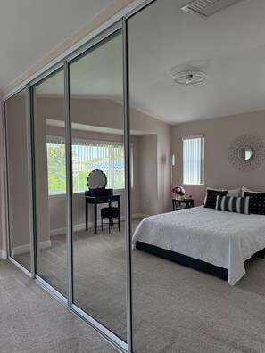 3 slaapkamers, een strijkplank/strijkijzer, wifi, beddengoed