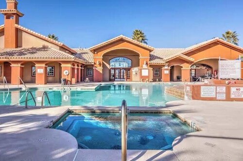 3-bedroom house in charming El Paso with AC, fitness room, WiFi, Gated community
