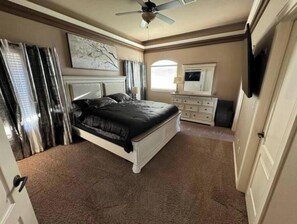 3 slaapkamers, een strijkplank/strijkijzer, wifi, beddengoed