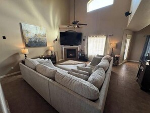 Een smart-tv en een open haard