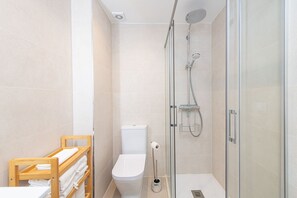 Douche, sèche-cheveux, serviettes fournies, savon