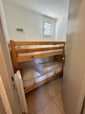 3 bedrooms, iron/ironing board, free WiFi