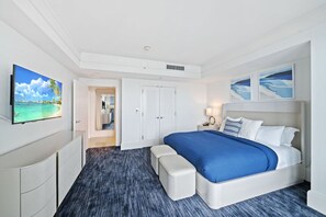 2 slaapkamers, een bureau, een strijkplank/strijkijzer, reisbedje