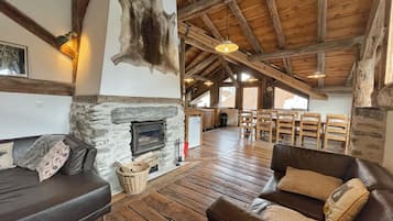 Televisie, een open haard en een dvd-speler