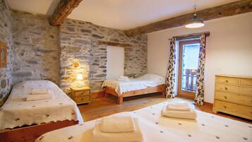 5 slaapkamers, een strijkplank/strijkijzer, wifi