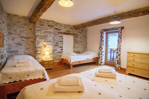 5 bedrooms, iron/ironing board, WiFi