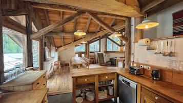 Een microgolfoven, een oven, een kookplaat, een vaatwasser