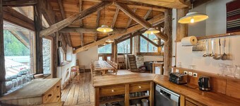 Ski chalet with mountain view. Shuttle stop at 15mtr, 8min from slopes – PAX 14