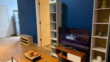 Standard Condo, Balcony, City View | Living area