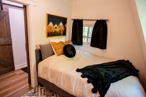 2 bedrooms, desk, WiFi, bed sheets - The Sasquatch Hideaway Gorgeous A-Frame Tiny Home (Mountain)
