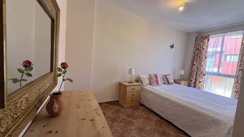 Comfort tweepersoonskamer, 1 queensize bed, gemeenschappelijke badkamer, uitzicht op de stad | Uitzicht op de stad