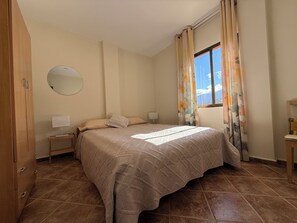 Basic Room, 1 Queen Bed, Private Bathroom, Mountain View | Down comforters, memory foam beds, free WiFi, bed sheets