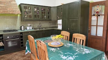 Réfrigérateur, micro-ondes dans l'espace commun, grille-pain