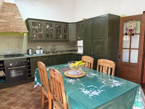 Refrigerador, microondas, tostadora y periquera 