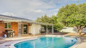 A backyard with a swimming pool, a covered patio, and a barbecue area. - Charming 3-bedroom house with WiFi, AC in delightful Tucson (Tucson)