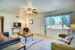 Living area - Charming 3-bedroom house with WiFi, AC in delightful Tucson (Tucson)