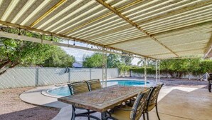 A covered patio with a pool, a dining table, and chairs. - Charming 3-bedroom house with WiFi, AC in delightful Tucson (Tucson)