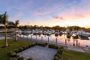 Marina - Premier Waterfront Room, Tiki Bar & Grill, Live Music, Pool, Gym, Kitchenette (Sarasota)