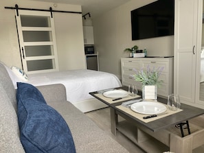 1 bedroom, desk, free WiFi, bed sheets - Premier Waterfront Room, Tiki Bar & Grill, Live Music, Pool, Gym, Kitchenette (Sarasota)