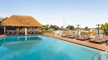 Una piscina al aire libre, una piscina climatizada