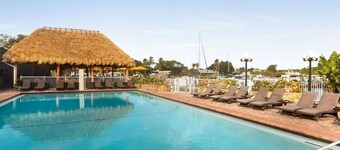 Premier Waterfront Room, Tiki Bar & Grill, Live Music, Pool, Gym, Kitchenette