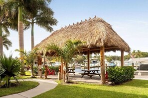 Outdoor dining - Premier Waterfront Room, Tiki Bar & Grill, Live Music, Pool, Gym, Kitchenette (Sarasota)