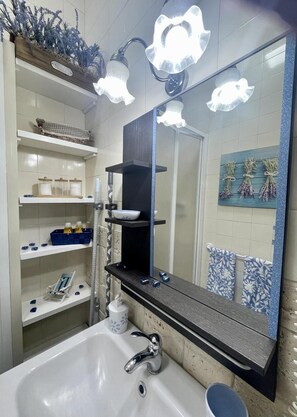 Rumah, beberapa kamar, akses difabel, pemandangan kebun | Kamar mandi