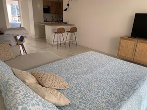 1 bedroom, iron/ironing board, free WiFi, bed sheets - Bright, quiet apartment between the beach and Antibes old town, with parking (Antibes)