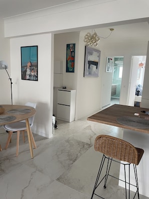 Dining - Bright, quiet apartment between the beach and Antibes old town, with parking (Antibes)
